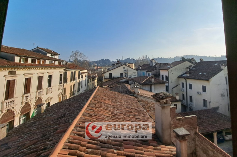 In posizione di pregio a 150 mt. da Piazza dei Signori, dietro alle ex Poste centrali, è in corso...