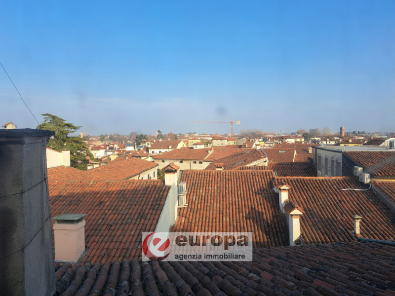 In posizione di pregio a 150 mt. da Piazza dei Signori, dietro alle ex Poste centrali, è in corso...