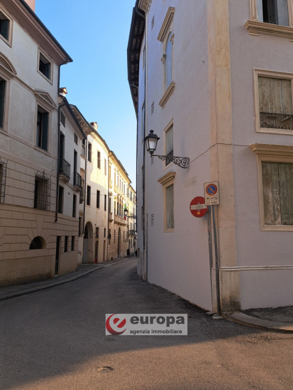 In posizione di pregio a 150 mt. da Piazza dei Signori, dietro alle ex Poste centrali, è in corso...