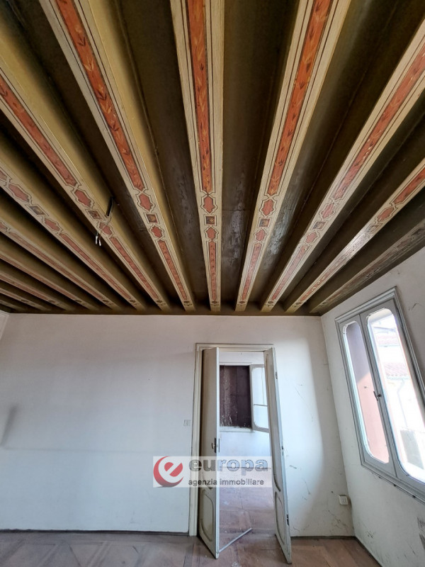 In posizione di pregio a 150 mt. da Piazza dei Signori, dietro alle ex Poste centrali, è in corso...