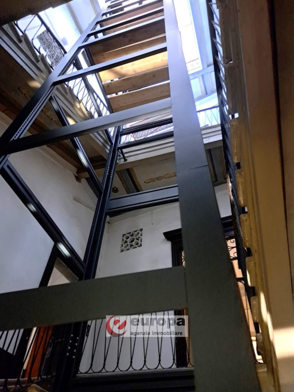 In posizione di pregio a 150 mt. da Piazza dei Signori, dietro alle ex Poste centrali, è in corso...