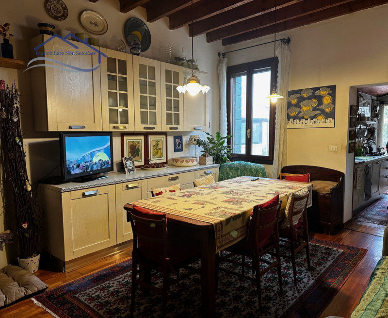 ZONA SAVONAROLA - Nel cuore del centro storico si propone elegante soluzione abitativa all'ultimo...