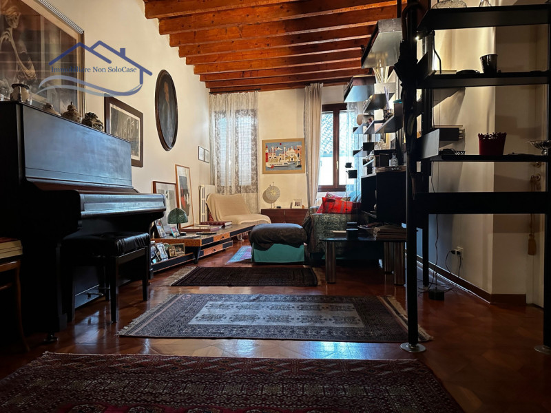 ZONA SAVONAROLA - Nel cuore del centro storico si propone elegante soluzione abitativa all'ultimo...