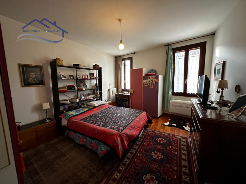 ZONA SAVONAROLA - Nel cuore del centro storico si propone elegante soluzione abitativa all'ultimo...