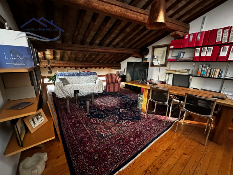 ZONA SAVONAROLA - Nel cuore del centro storico si propone elegante soluzione abitativa all'ultimo...