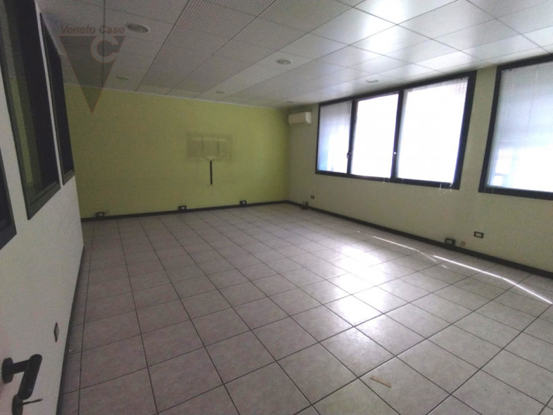 Nella prima periferia di Padova-Zona industriale est, vicinissimo a tangenziale e casello autostr...