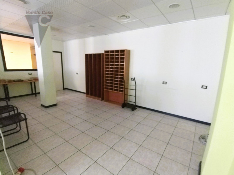 Nella prima periferia di Padova-Zona industriale est, vicinissimo a tangenziale e casello autostr...