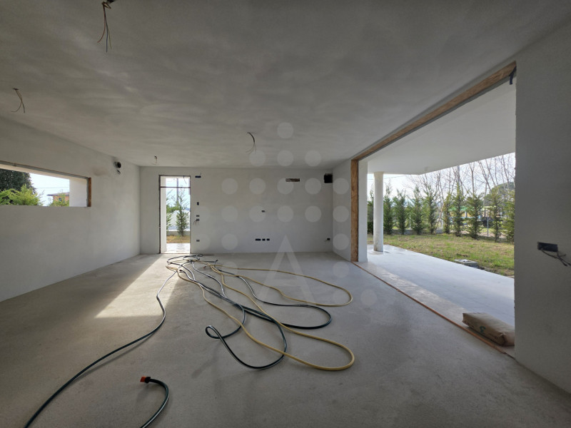 Una prestigiosa villa in corso di costruzione immersa nel verde, comoda al centro di Abano Terme ...