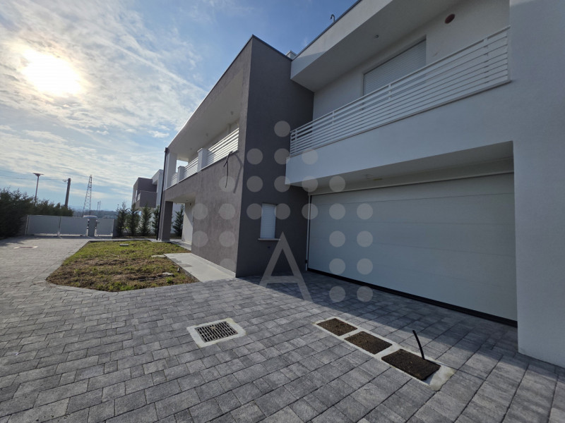 Una prestigiosa villa in corso di costruzione immersa nel verde, comoda al centro di Abano Terme ...