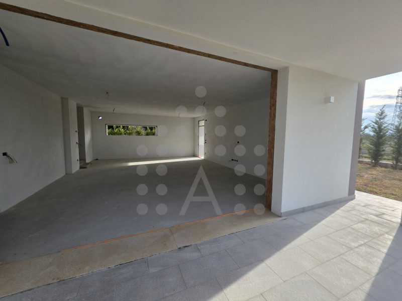 Una prestigiosa villa in corso di costruzione immersa nel verde, comoda al centro di Abano Terme ...