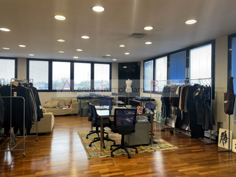 UFFICIO IN VENDITA NOVENTA PADOVANA - CAMIN.  Nelle immediate vicinanze alla tangenziale e comodo...