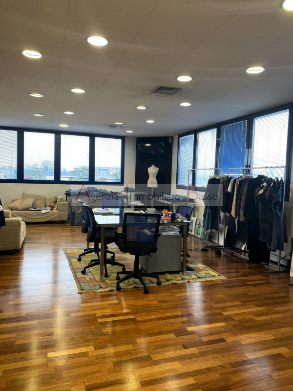 UFFICIO IN VENDITA NOVENTA PADOVANA - CAMIN.  Nelle immediate vicinanze alla tangenziale e comodo...