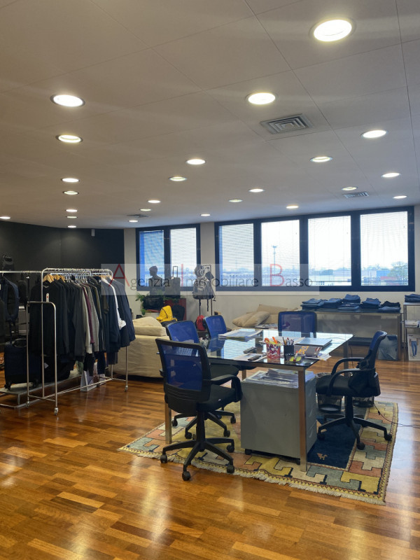 UFFICIO IN VENDITA NOVENTA PADOVANA - CAMIN.  Nelle immediate vicinanze alla tangenziale e comodo...