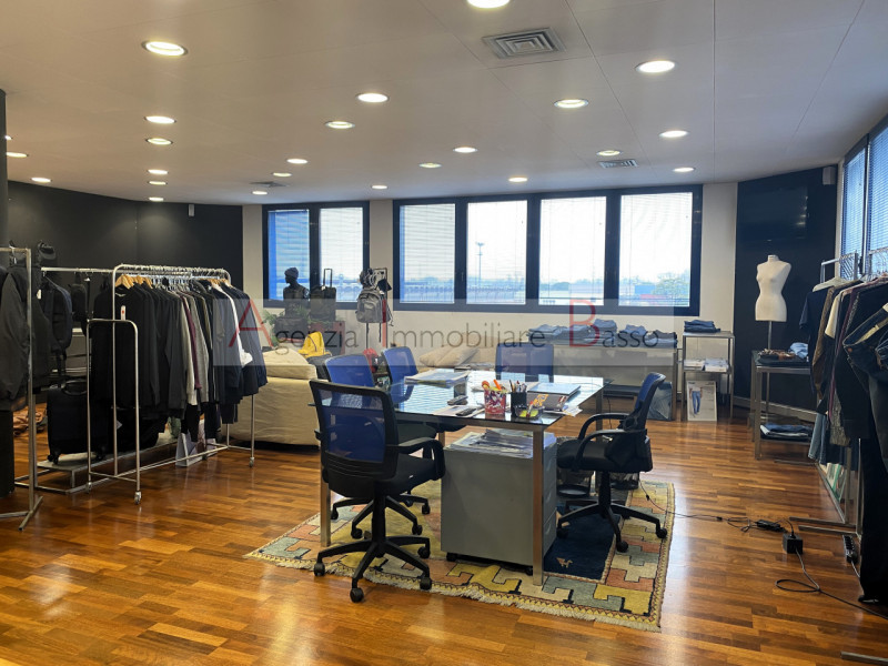 UFFICIO IN VENDITA NOVENTA PADOVANA - CAMIN.  Nelle immediate vicinanze alla tangenziale e comodo...