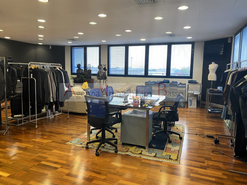 UFFICIO IN VENDITA NOVENTA PADOVANA - CAMIN.  Nelle immediate vicinanze alla tangenziale e comodo...