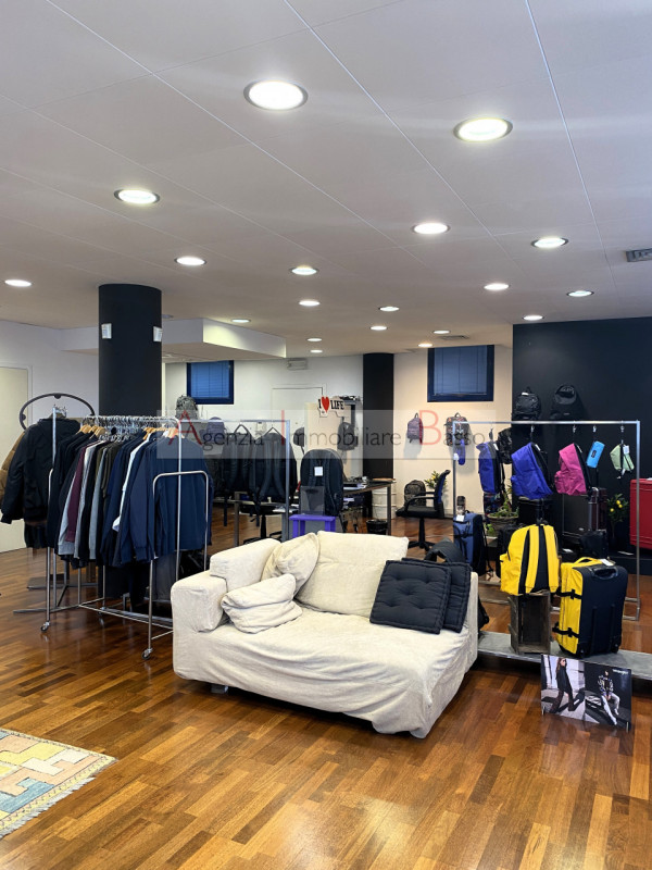 UFFICIO IN VENDITA NOVENTA PADOVANA - CAMIN.  Nelle immediate vicinanze alla tangenziale e comodo...