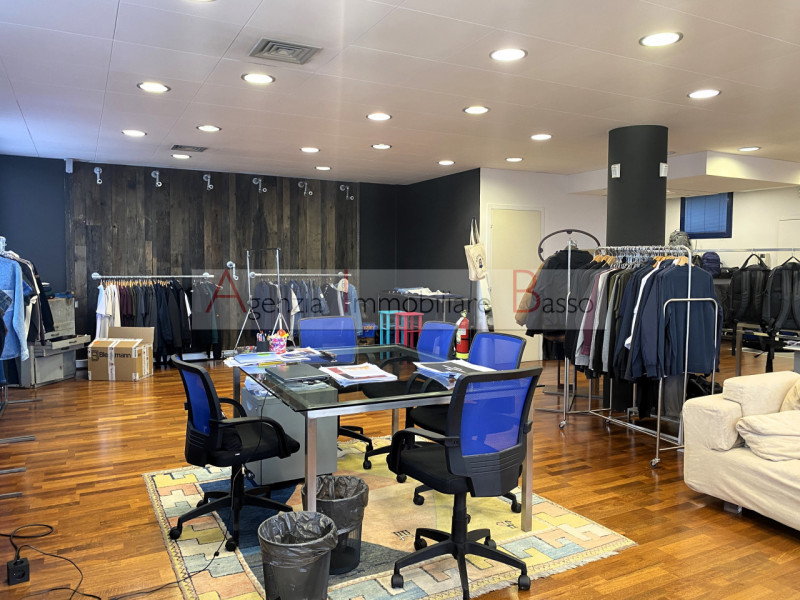 UFFICIO IN VENDITA NOVENTA PADOVANA - CAMIN.  Nelle immediate vicinanze alla tangenziale e comodo...