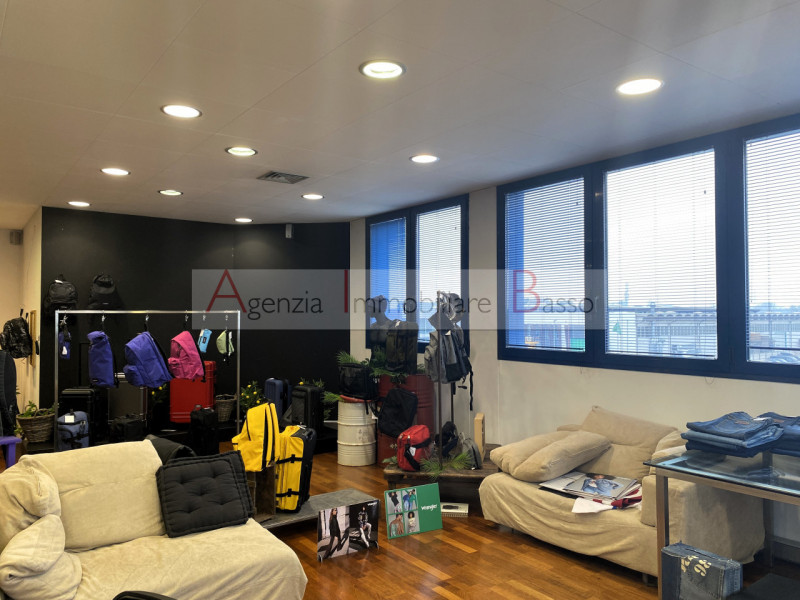 UFFICIO IN VENDITA NOVENTA PADOVANA - CAMIN.  Nelle immediate vicinanze alla tangenziale e comodo...