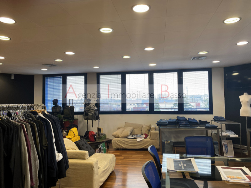 UFFICIO IN VENDITA NOVENTA PADOVANA - CAMIN.  Nelle immediate vicinanze alla tangenziale e comodo...