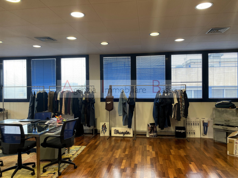 UFFICIO IN VENDITA NOVENTA PADOVANA - CAMIN.  Nelle immediate vicinanze alla tangenziale e comodo...