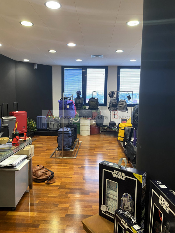 UFFICIO IN VENDITA NOVENTA PADOVANA - CAMIN.  Nelle immediate vicinanze alla tangenziale e comodo...