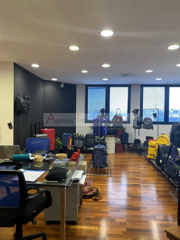 UFFICIO IN VENDITA NOVENTA PADOVANA - CAMIN.  Nelle immediate vicinanze alla tangenziale e comodo...