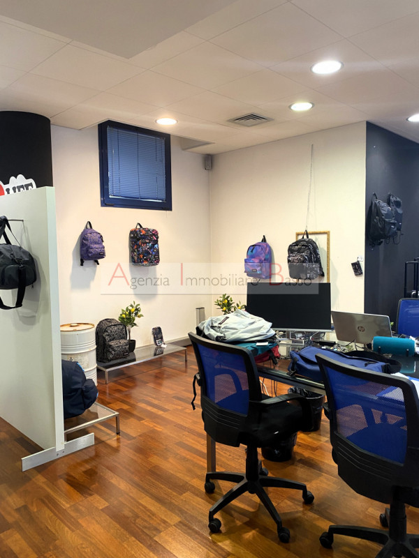 UFFICIO IN VENDITA NOVENTA PADOVANA - CAMIN.  Nelle immediate vicinanze alla tangenziale e comodo...