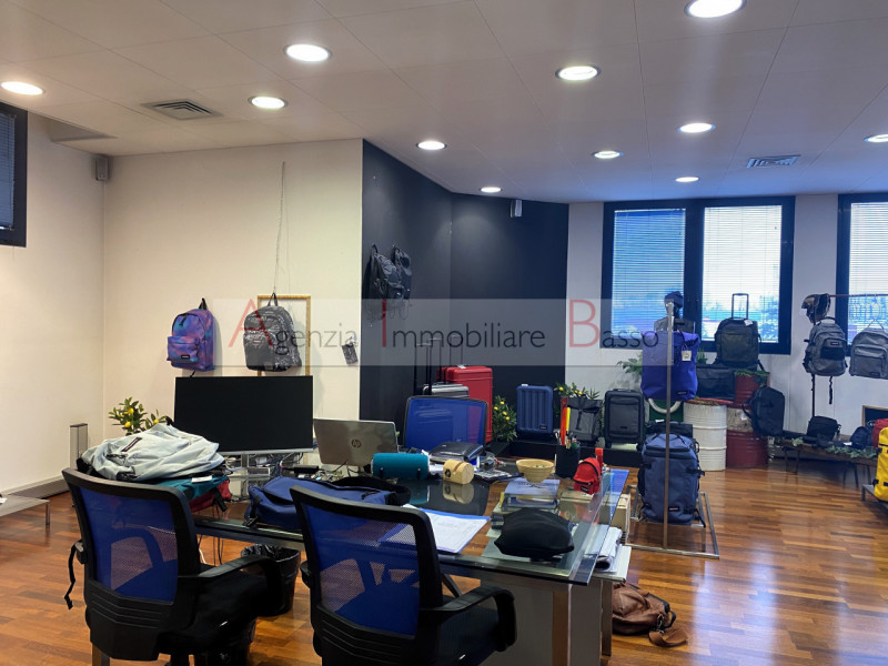 UFFICIO IN VENDITA NOVENTA PADOVANA - CAMIN.  Nelle immediate vicinanze alla tangenziale e comodo...