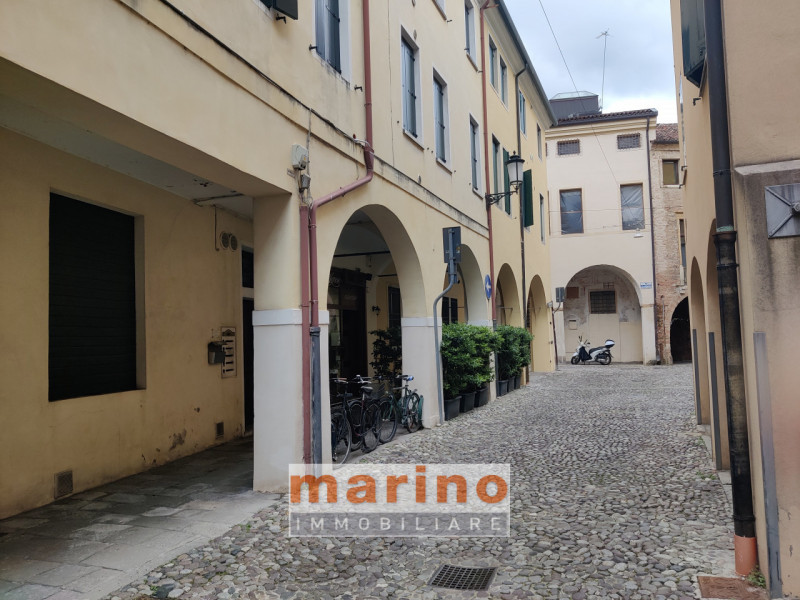 PADOVA VIA DANTE CENTRO STORICO VENDITA APPARTAMENTO
Appartamento in vendita in centro storico a ...