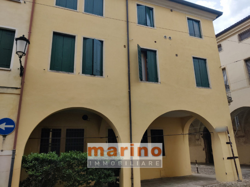 PADOVA VIA DANTE CENTRO STORICO VENDITA APPARTAMENTO
Appartamento in vendita in centro storico a ...