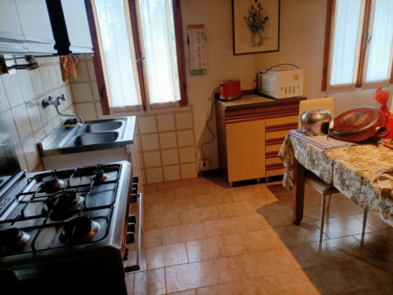 Scoprite questa affascinante porzione di testa di casa a schiera, situata nel tranquillo comune d...