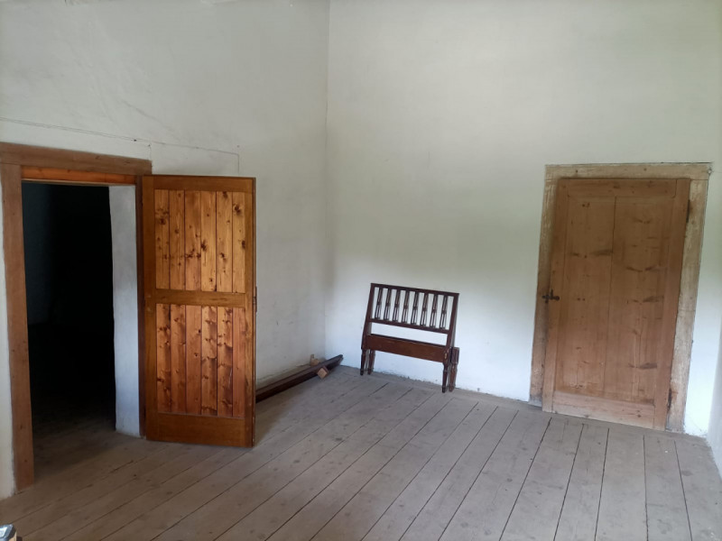 Scoprite questa affascinante porzione di testa di casa a schiera, situata nel tranquillo comune d...