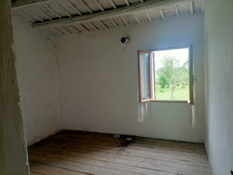 Scoprite questa affascinante porzione di testa di casa a schiera, situata nel tranquillo comune d...