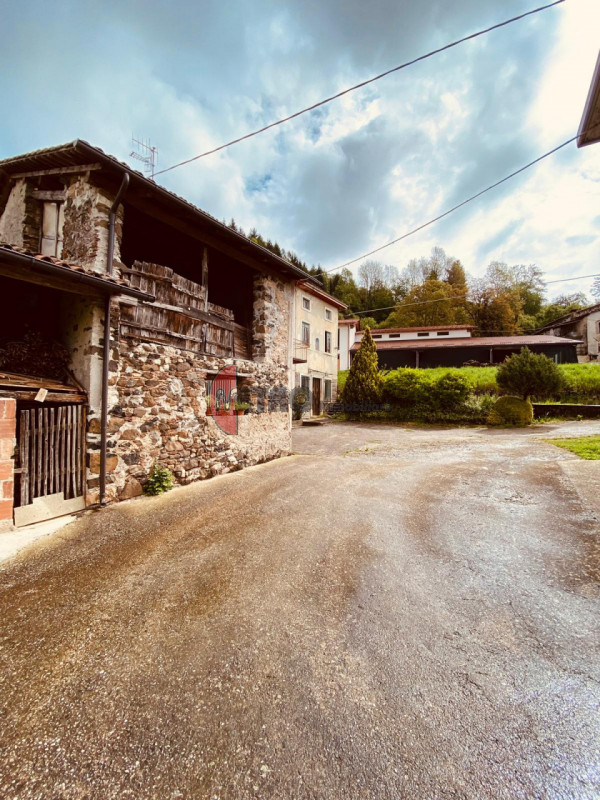 Bellissimo rustico di circa 100 mq situato nella zona Massignani a Valdagno. L'immobile è complet...