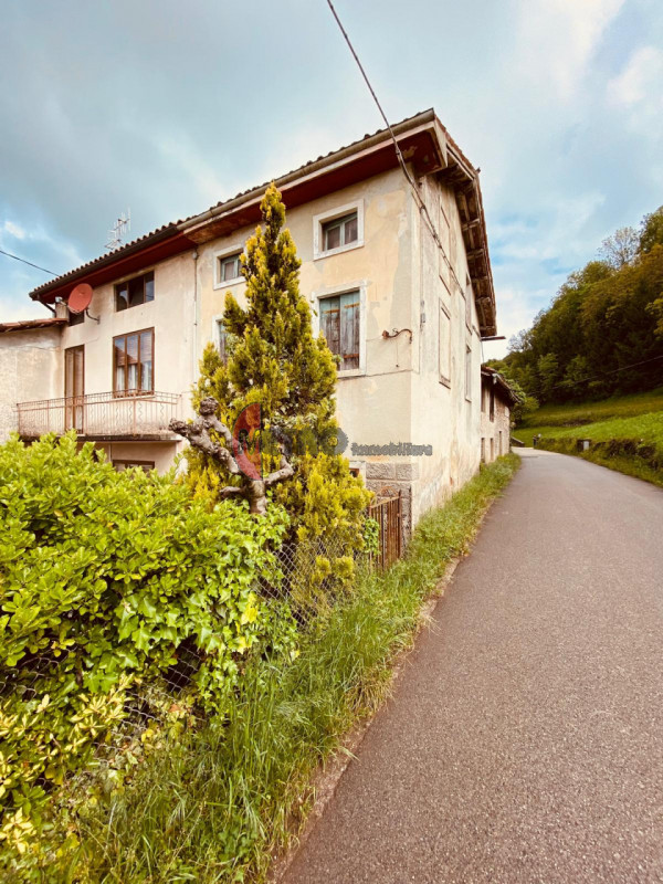 Bellissimo rustico di circa 100 mq situato nella zona Massignani a Valdagno. L'immobile è complet...