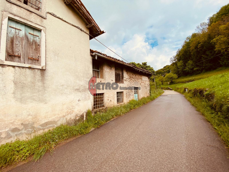 Bellissimo rustico di circa 100 mq situato nella zona Massignani a Valdagno. L'immobile è complet...