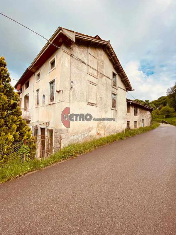 Bellissimo rustico di circa 100 mq situato nella zona Massignani a Valdagno. L'immobile è complet...