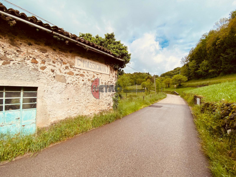 Bellissimo rustico di circa 100 mq situato nella zona Massignani a Valdagno. L'immobile è complet...