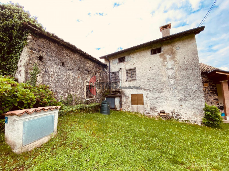 Bellissimo rustico di circa 100 mq situato nella zona Massignani a Valdagno. L'immobile è complet...