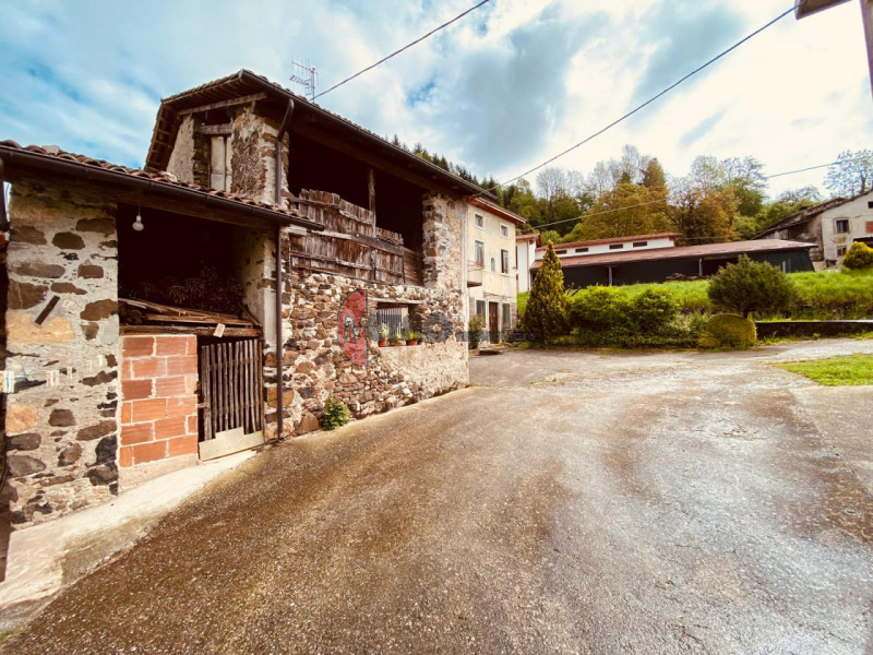 Bellissimo rustico di circa 100 mq situato nella zona Massignani a Valdagno. L'immobile è complet...