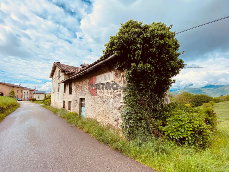 Bellissimo rustico di circa 100 mq situato nella zona Massignani a Valdagno. L'immobile è complet...