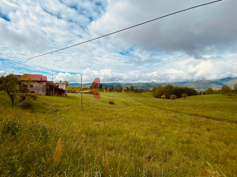 Bellissimo rustico di circa 100 mq situato nella zona Massignani a Valdagno. L'immobile è complet...