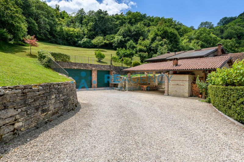 CHIAMPO 

Amate la collina i prati e il bosco e la vostra esigenza è di quella di passare il vost...