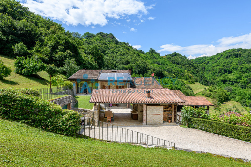 CHIAMPO 

Amate la collina i prati e il bosco e la vostra esigenza è di quella di passare il vost...