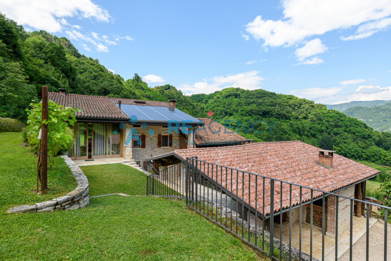 CHIAMPO 

Amate la collina i prati e il bosco e la vostra esigenza è di quella di passare il vost...