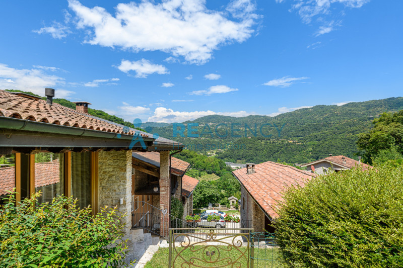 CHIAMPO 

Amate la collina i prati e il bosco e la vostra esigenza è di quella di passare il vost...