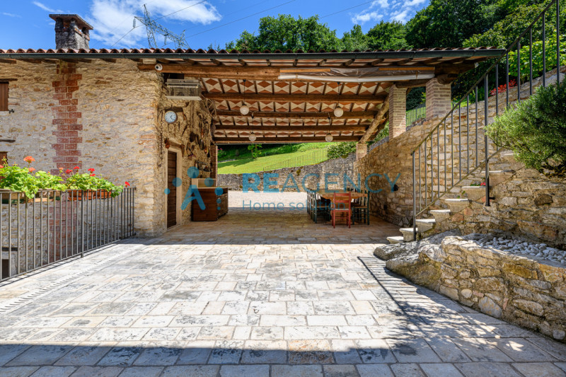 CHIAMPO 

Amate la collina i prati e il bosco e la vostra esigenza è di quella di passare il vost...