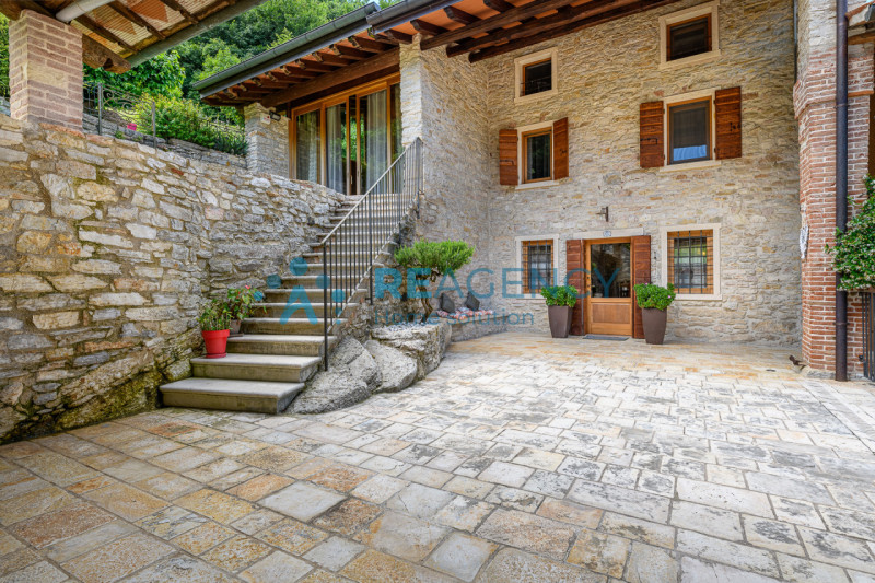 CHIAMPO 

Amate la collina i prati e il bosco e la vostra esigenza è di quella di passare il vost...