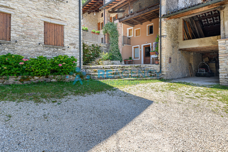 CHIAMPO 

Amate la collina i prati e il bosco e la vostra esigenza è di quella di passare il vost...
