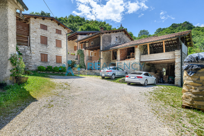 CHIAMPO 

Amate la collina i prati e il bosco e la vostra esigenza è di quella di passare il vost...